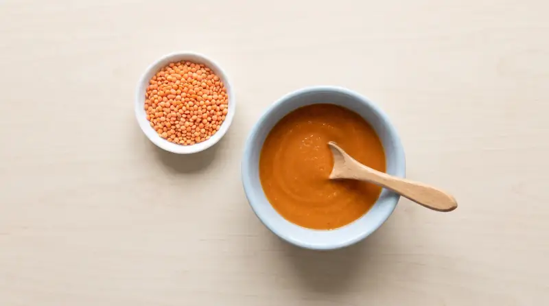 Açık ahşap zeminde mercimek.