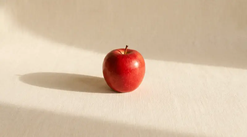 Sade krem fon önünde elma; bebeğin bu haftaki yaklaşık boyutu.